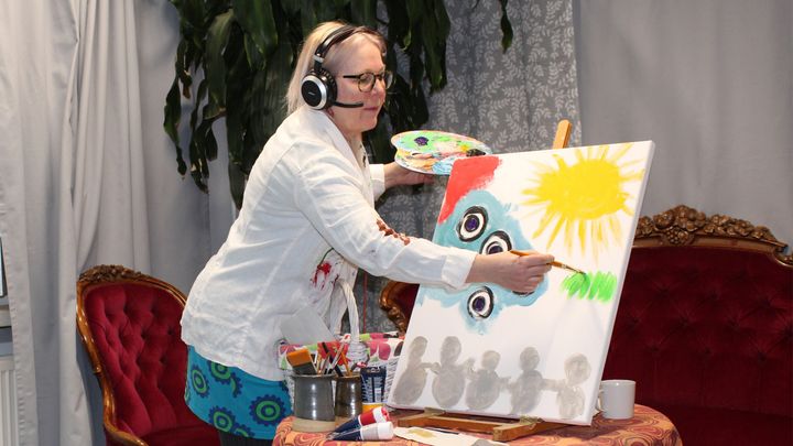 Virtuella konststunder under handledning av keramikern Paula Blåfield. Bild: Marita Niemelä.