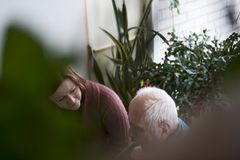Sairaalapappi Maria Lappalainen keskustelemassa asukkaan kanssa Myllypuron monipuolisessa palvelukeskuksessa Helsingissä. Kirkon kuvapankki/ Pekko Vasantola