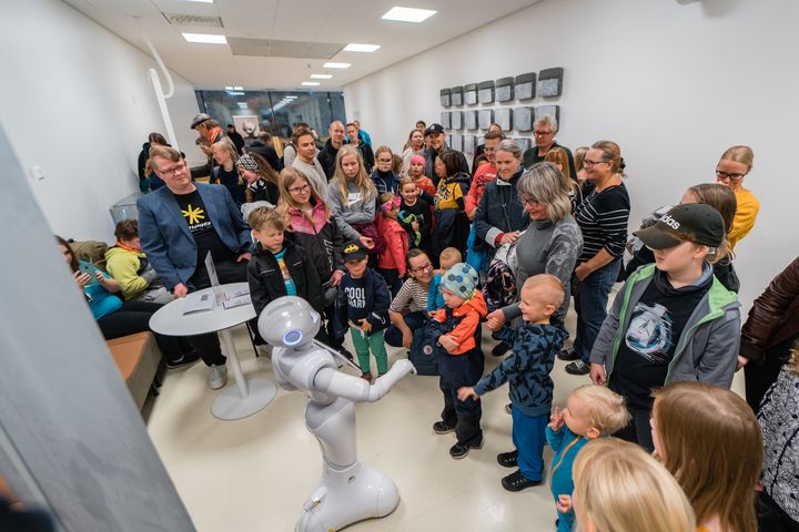 Pepper-robotin voi tavata Ruusupuistossa.