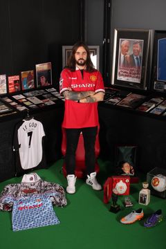 ”On upeaa saada Manchester United -legendoja tutustumaan Helsinkiin ja Suomeen. Robson synnytti itsessäni kipinän fanitukseen ja valitsin hänen pelinumeronsa aloittaessani jalkapallon viisivuotiaana. Kokoelmassani on nyt yli 30 000 United-esinettä, joista useat ovat yksittäiskappaleita. Onnistuin jopa hankkimaan Red Room -pyhättöön kaksi Old Traffordin kotivaihtopenkkiä vuosilta 2006-2010”, kertoo legendat Helsinkiin kutsunut Jere Virtanen, Gofamer Oy.
