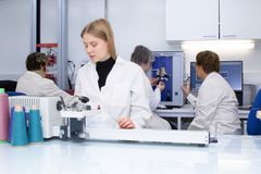 Arsenii Matarikin mittaa langan murtokuormitusta ja venymää. Unna Örn määrittelee langan kierrettä ja Terhi Nenonen mittaa kuidun vetolujuutta Marja Rissasen kanssa.