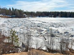 Simojoella jäitä oli kasautunut muun muassa Simon rautatiesillan alueelle 28.4.2022.