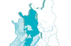 Kuvan päällimmäinen kartta kuvaa tutkimuksessa käytettyjä aluetasoja. Kaksi taaempaa karttaa kuvaavat osia väitöstutkimuksen tuloksista. (Kuva rakennettu kuntapohjaisista tilastointialueista (v. 2013 ja 2017), Tilastokeskus. Aineisto on ladattu Tilastokeskuksen rajapintapalvelusta 4.11.2019 lisenssillä CC BY 4.0.)