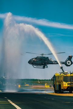 Airbusin tehtaalla Marseillessa valmistetut Airbus ACH130 -helikopterit saivat Helsinki-Vantaan lentoasemalla tänään perinteisen juhlavastaanoton. Kuva: Helsinki Citycopter
