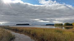 Pyhäselän vedenkorkeus oli syyskuun lopussa noin 13 cm ajankohdan keskitason alapuolella. Kuva: Ilkka Elo / Pohjois-Karjalan ELY-keskus.
