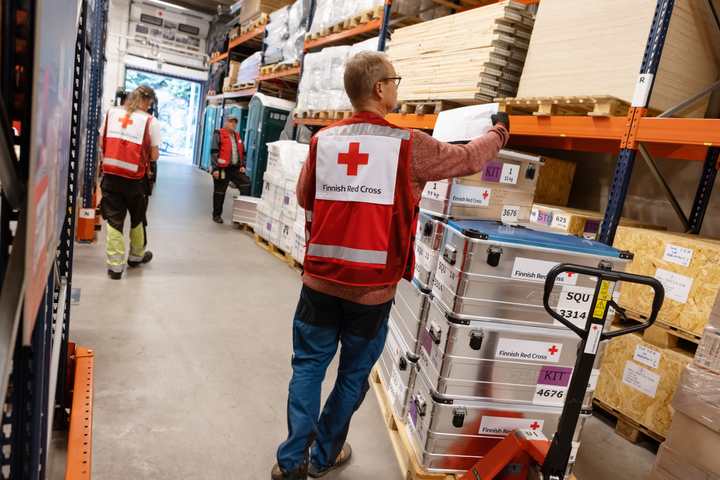 I Röda Korsets logistikcenter i Tammerfors packas ett fältsjukhus som skickas till Haiti. Foto: Laura Vesa / Finlands Röda Kors