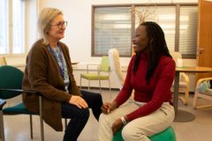 Lehtori Tiina Pystynen ja opiskelija Faith Chepkosgei ovat innoissaan uudesta fysioterapeutin tutkinto-ohjelmasta.