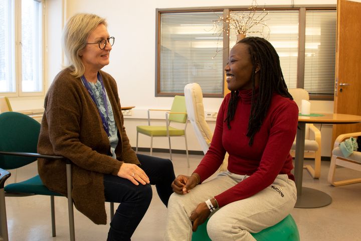 Lehtori Tiina Pystynen ja opiskelija Faith Chepkosgei ovat innoissaan uudesta fysioterapeutin tutkinto-ohjelmasta.