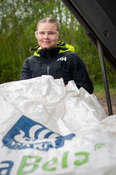 Kokemäen 4H-yhdistys työllisti 19-vuotiaan Salla Rakkolaisen hoitamaan paikallista keräyspistettä. Kuva: Ilkka Loikkanen