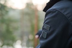 Kestävästä kierrätysvillasta valmistettu Billebeino X Sasta Territory Jacket -sarkatakki on Sastan ja Billebeinon yhteinen näkemys klassisesta duffelitakista. Takissa on useita teknisiä yksityiskohtia ja suojaava sekä säädettävä huppu.
Materiaali: 70 % kierrätysvilla, 20 % polyesteri, 5 % polyamidi, 5 % muut kuidut.
Valmistettu EU:ssa (valmistusmaa Viro).
Malli: Unisex
Koot XS-XXL
Hinta 296 euroa
Myynti www.billebeino.com sekä Aukia-myymälät Tampereella ja Vaasassa. Kuva: Lari Järnefelt