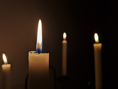 Kynttilöiden huolimaton polttaminen muodostaa merkittävän paloturvallisuusriskin jouluna.