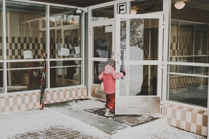 On tärkeää, että myös työtaistelussa otetaan huomioon lapsen etu ja pyritään toimimaan siten, että lasten oikeudet suojeluun ja huolenpitoon toteutuvat. Lasten turvallisuus ei saa vaarantua. (Kuvalähde: lapsiasiavaltuutetun toimisto)