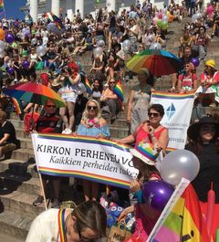 Kirkon ja Helsingin seurakuntien perheneuvojia mukana Pride-kulkueessa. Kuva: Jan Ahonen