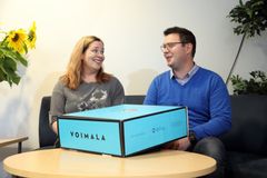 Mikko Poikkimäki vieraili Kiviniityn koululla tuomassa opetuskäyttöön suunnitellun Voimalan. Sanna Kröger otti ilahtuneena lahjoituksen vastaan.