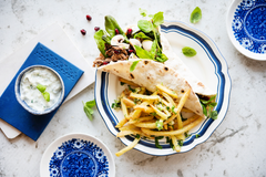 The Wrap -leivästä tehty lammasgyros. Resepti Vaasan Street Beats -lehdestä. Linkki alla.