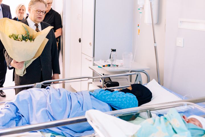 Pormestari Juhana Vartiainen onnitteli Helsinki-päivänä äitiä ja vauvaa. Kuva: Petri Anttila