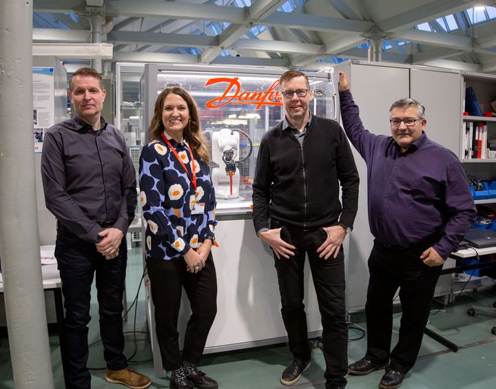 Koulutus on kehitetty yhteistyössä Danfossin ja Co-Engineeringin kanssa. Vasemmalta Sami Kivioja (Co-Engineering), Heidi Hannus (Danfoss), Mika Billing ja Jorma Tuominen (VAMK).