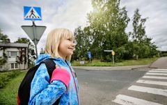 Lapsi voitaisiin saattaa kouluun auton sijasta esimerkiksi kävellen tai pyörällä. Kuva: Liikenneturva / Nina Mönkkönen