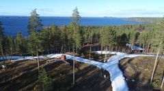 Edellistalven tykkilumi levitetään ensilumenladulle paksuna kerroksena. Kuvassa näkymä Kontiolahden ensilumenladulle.