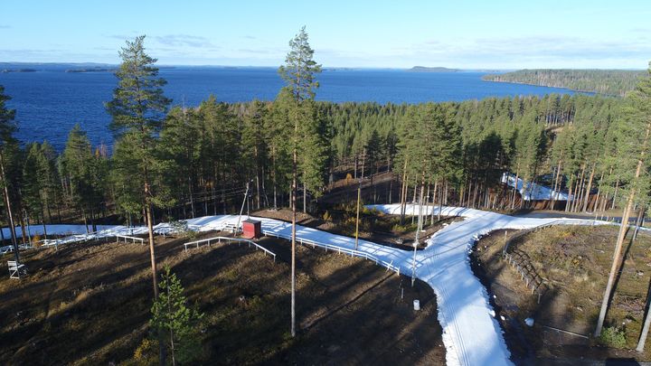 Edellistalven tykkilumi levitetään ensilumenladulle paksuna kerroksena. Kuvassa näkymä Kontiolahden ensilumenladulle.