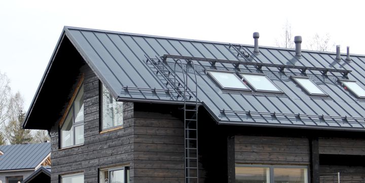 Vantaan asuntomessuilla Villa Kapeen (kohde 26) suurten ikkunapintojen äänenvaimennusominaisuuksia on parannettu käyttämällä tavallista paksumpaa ikkunalasia ja valitsemalla kiinteiden sijaan avattavia ikkunoita.