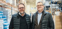 Marko (vas.) ja Kari Salmela kuvattuna logistiikkakeskus Hes-Pro:lla. Kuvaaja Heikki Salonen.