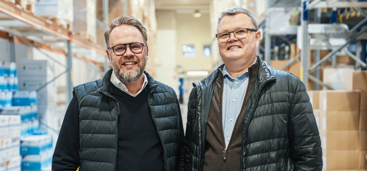 Marko (vas.) ja Kari Salmela kuvattuna logistiikkakeskus Hes-Pro:lla. Kuvaaja Heikki Salonen.