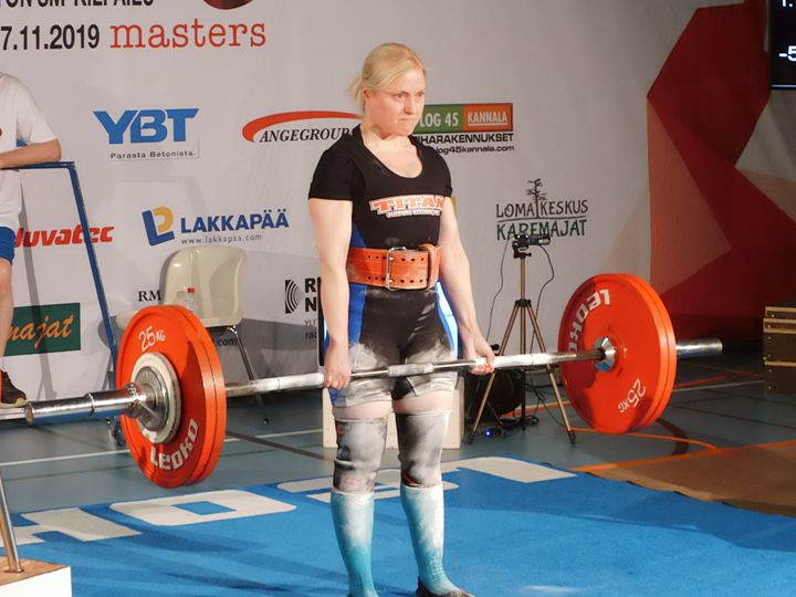 Kuva SVNL. Hanna Rantala voitti naisten sarjan 52,0 kg:a ja otti samalla vahvan kiinnityksen parhaan naisnostajan titteliin Ylitornion SM-kisoissa.
