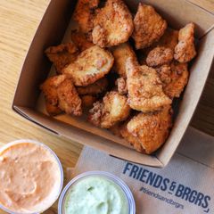 Friends & Brgrs lanseerasi vastikään uutuustuotteen, chicken biten, joka on valmistettu kotimaisesta kananrintafileestä.