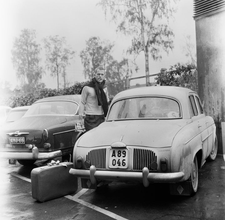 Jörn Donners unika fotografier visas i Villa Hagasund 31.3–3.9.2023. På bilden Jörn Donner i Varkaus 1963. Okänd fotograf/ Copyright Donner Productions Oy.