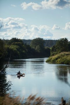 Vantaanjoki virtaa sadan kilometrin matkan Riihimäeltä Helsingin Vanhaankaupunkiin. Sen valuma-alueella toimii kahdeksan vesilaitosta.