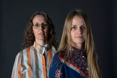 Taiteilijat Sofie Hesselholdt ja Vibeke Mejlvang, 2020. Kuva: Ella Tommila / EMMA.