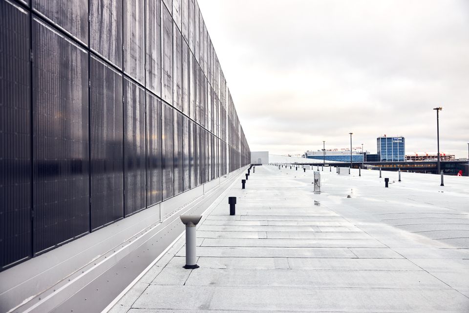 helsinki_airport_west_pier_solar_panel_1