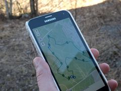 Puhelin opastaa Helsingin mielenkiintoisiin luontokohteisiin valmiiden reittien avulla. GPS-toiminnon avulla oma sijainti kartalla on koko ajan tiedossa. Kuva: Leena Junnila.