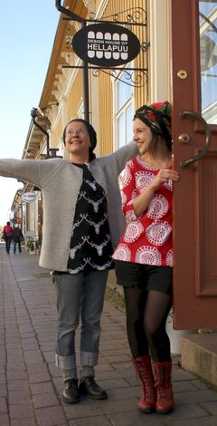 Hellapuu voitti Noste-palkinnon. Kuvassa Milona Sadekallio (oik.) ja Vilma Mäkinen.