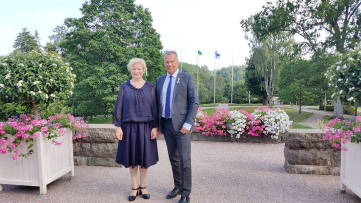 Ukrainan suurlähettiläs Olga Dibrova ja kaupunginjohtaja Jukka Mäkelä keskustelivat yhteistyön käynnistämisestä.