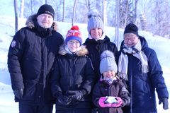 Solmelan perheeseen kuuluu kolme sukupolvea. Perheen kuopus on Kiinasta adoptoitu Pinja. 