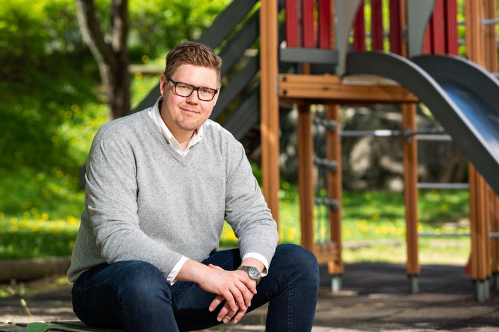 Sosialidemokraattisen eduskuntaryhmän puheenjohtaja Antti Lindtman vaatii poliisien resurssien varmistamista. (Kuva: Jukka-Pekka Flander)