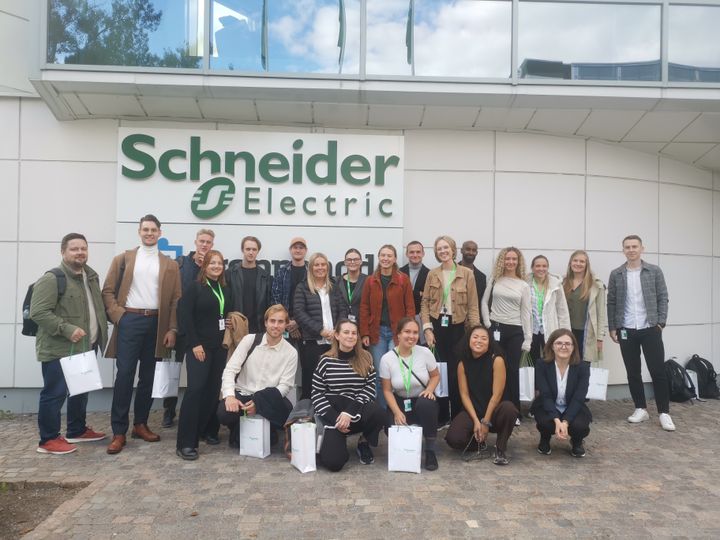 Schneider Electricin Nordic Graduate Program -koulutusohjelman osallistujat kokoontuivat aluksi Tukholman toimipisteelle.