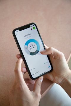 Onecta-mobiilisovelluksella voi hallita ilmalämpöpumpun kaikkia toimintoja mistä tahansa ja milloin tahansa.
