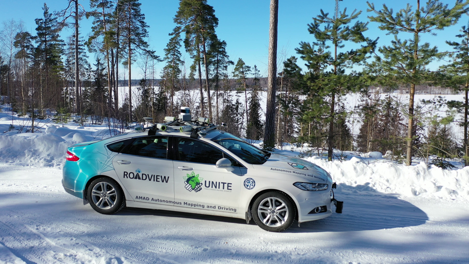 Maanmittauslaitoksen Paikkatietokeskuksen itseohjautuva auto.