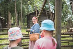 Seurasaaren kesä on täynnä tapahtumia ja opastuksia, joita museoon kesäksi palkattavat oppaat pääsevät pitämään. Kuva: Maija Huitu, Museovirasto.