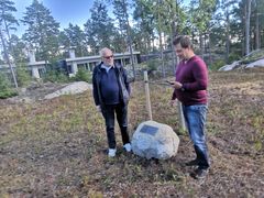 Kansanedustaja, hallituksen puheenjohtaja Vilhelm Junnila piti osuvan paljastuspuheen nimikkopuun vieressä