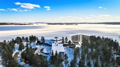 Break Sokos Hotel Bomba, Nurmes. Viisikerroksinen uudisrakennus havainnekuvassa oikealla.