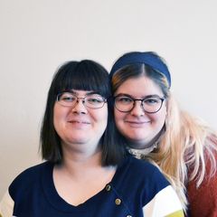 Esikoiskirjailija Amanda Högnäs (vas.) ja kuvittaja Emilia Högnäs ovat tarinoita rakastavia sisaruksia.
