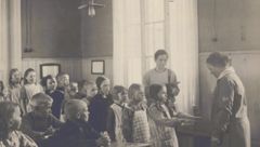 Terveyssisar pitämässä puhtaustarkastusta Kyröskosken koululla vuonna 1927. Kuva: MLL:n arkisto