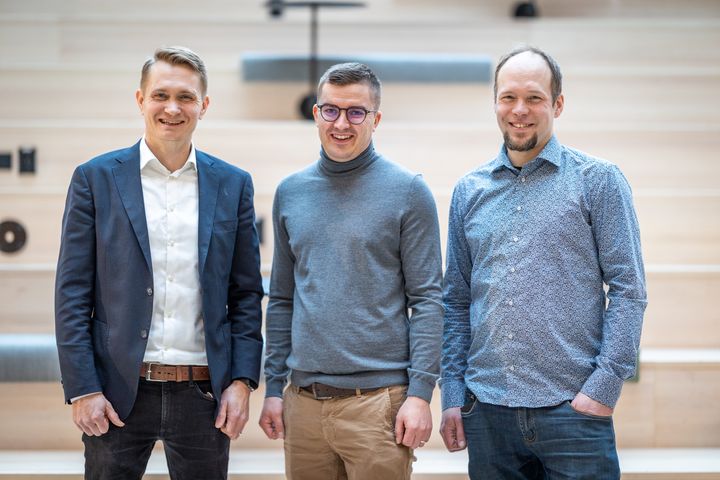 Kuvassa vasemmalta lukien Terawatt Oy:n Jussi Holma, Lasse Impiö ja Hannes Kokko.