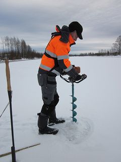 Jäähän kairataan avantoa jään mittaamista varten. Arkistokuva.