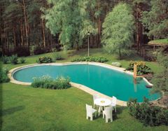 Alvar Aalto: Villa Mairea 1936. Orgaanisesti hahmotellun uima-altaan muoto on plastisen pehmeä. Geometriasta vapautunutta vallankumouksellista maisema-arkkitehtuuria. Kuva: Tom Simons
