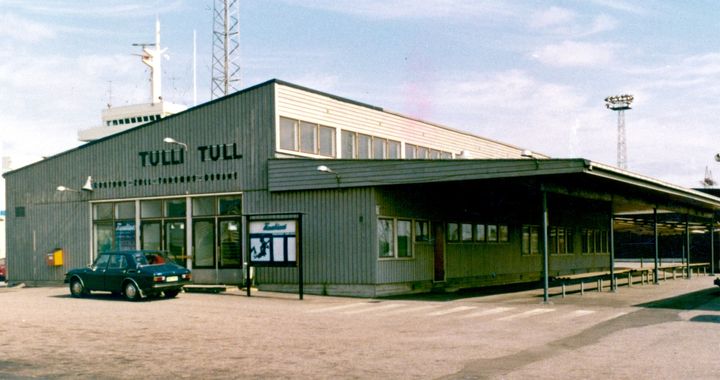 Sompasaaren matkustajaterminaali ja sen uudet kaistat. Alun perin tilapäiseksi tarkoitettu rakennus kävi ahtaaksi jo 1960-luvun lopulla. Nyttemmin se on purettu.